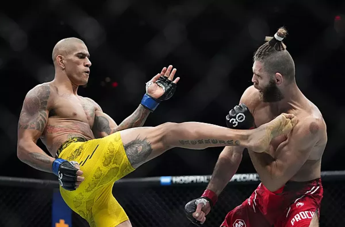 Kop na hlavu a konec. Procházka se šampionem UFC nestal, dál vládne Pereira