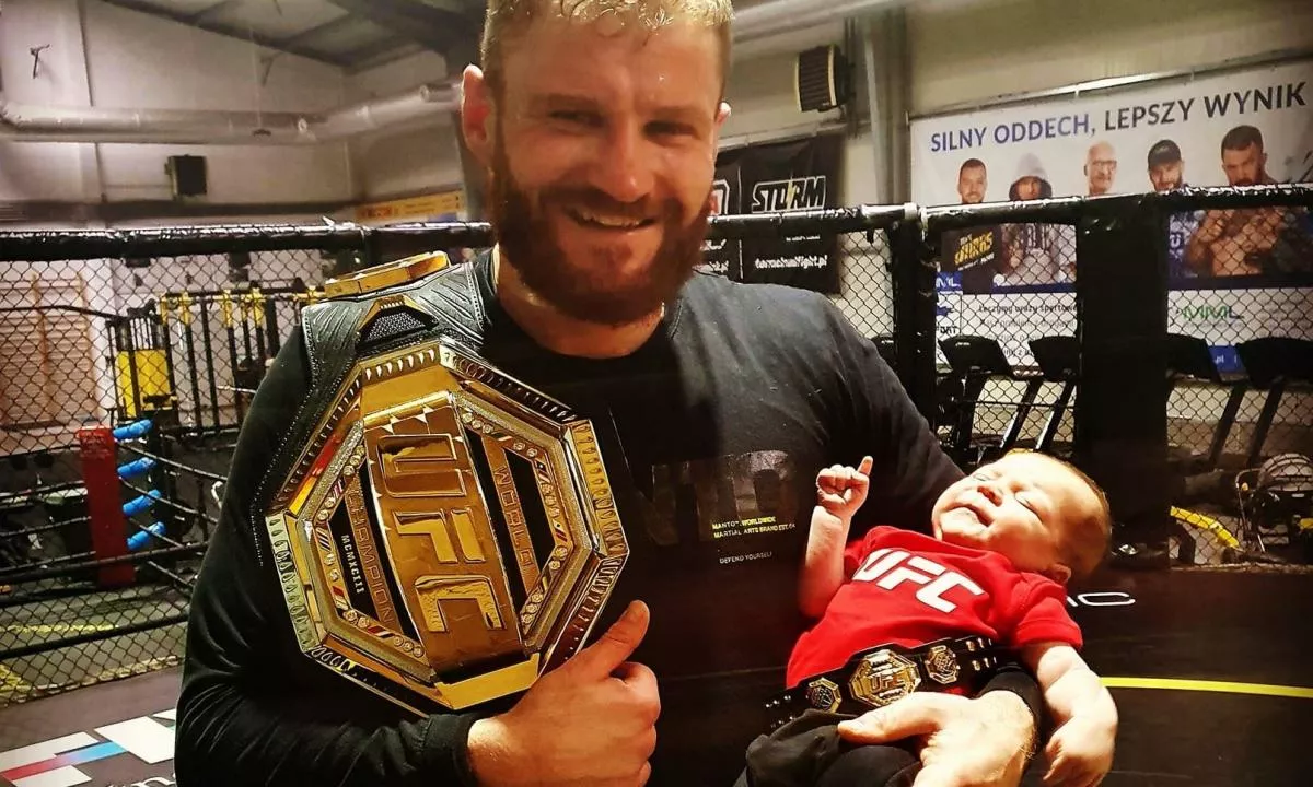 Král polotěžké váhy UFC Blachowicz zbrojí na Adesanyu. Tohle o něm nevíte!