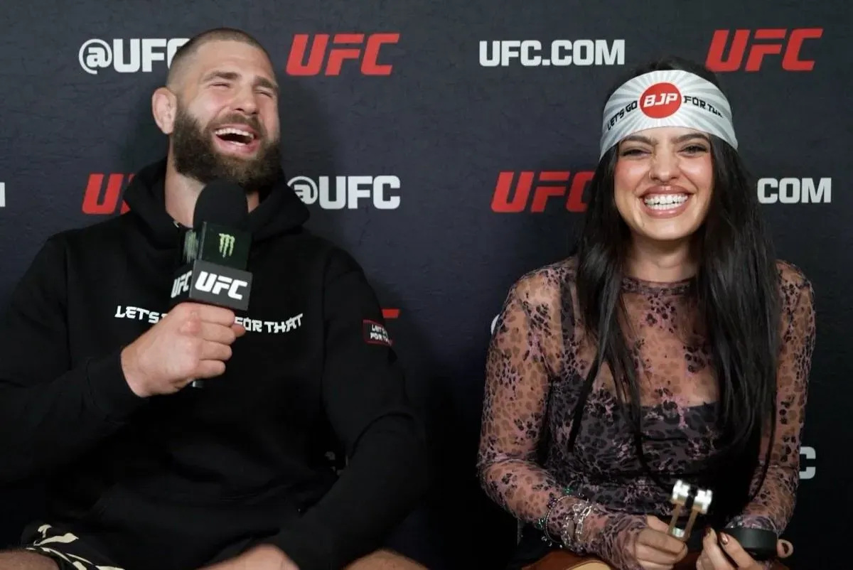 Krásná Nina se převlékala. Děkuji za dárek, jsi nejvíc cool, dočkal se poděkování BJP