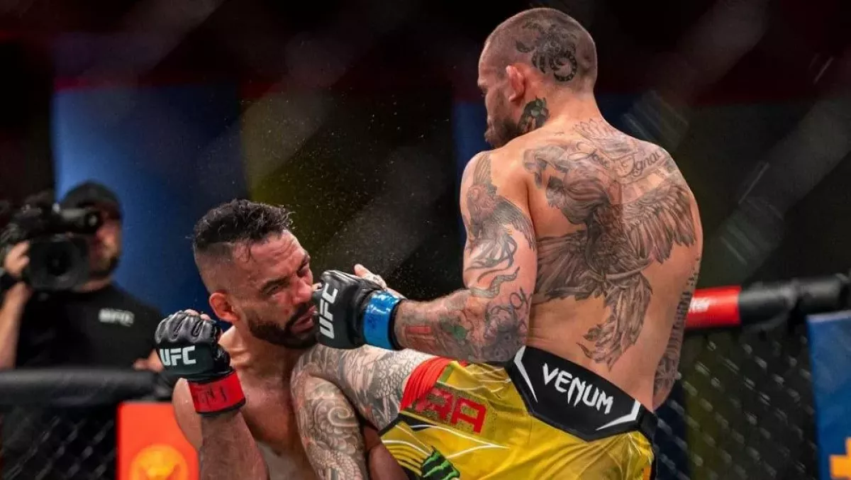 Krev, monokly, šrámy. Američan měl po brutálním duelu zdevastovaný obličej