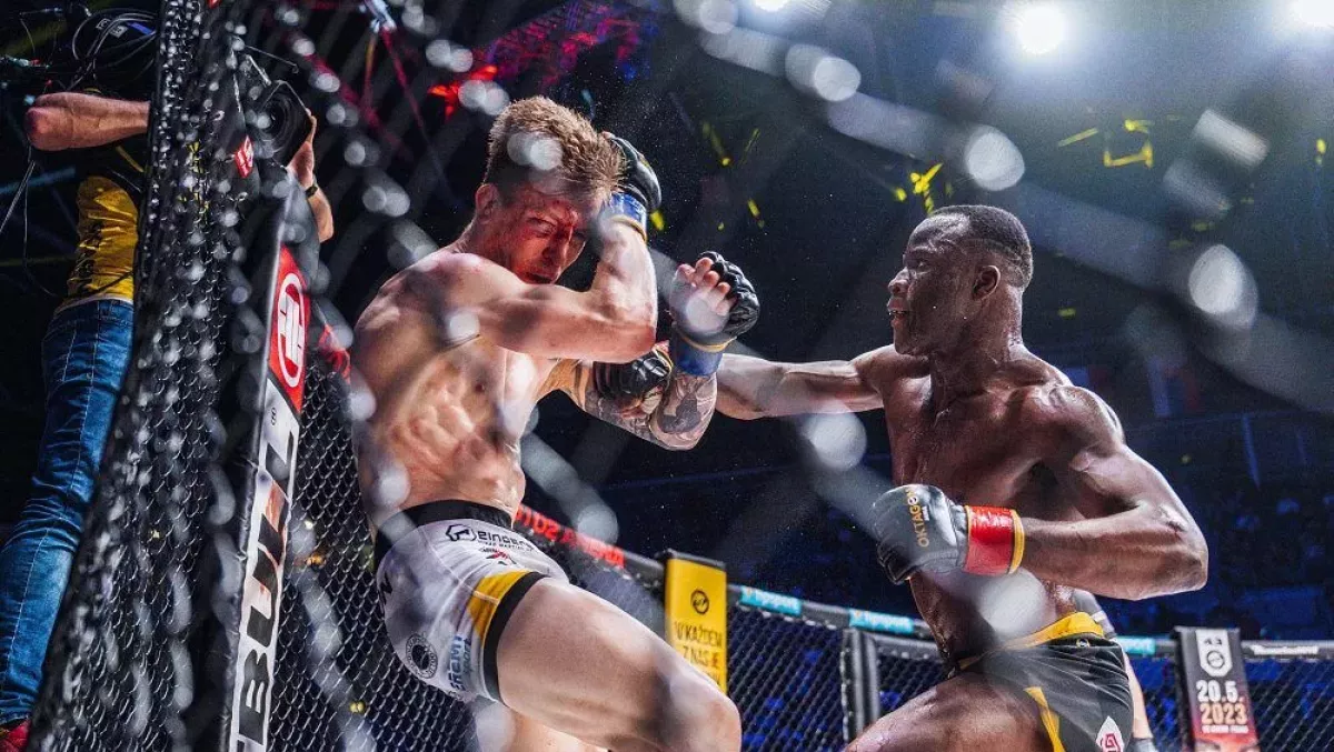 Krev tryskala z obličejů. Šampion zmaloval soupeře a má další pás, došlo i na „zmrtvýchvstání“