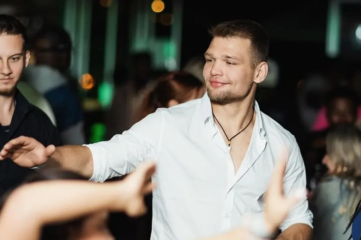 Kromě bojových sportů si zamiloval tanec. Touží procestovat Afriku a vyprodávat haly