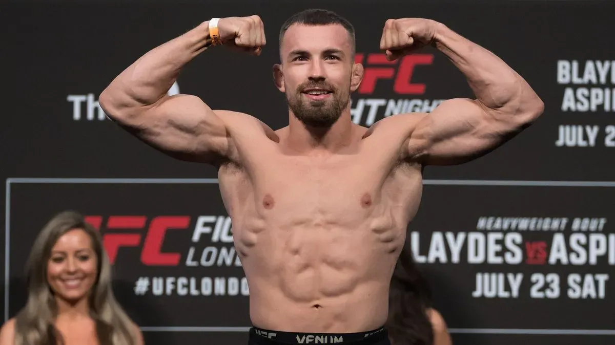 Krvavá divočina v UFC. Slovenský bijec se děsivě zranil, přesto slaví