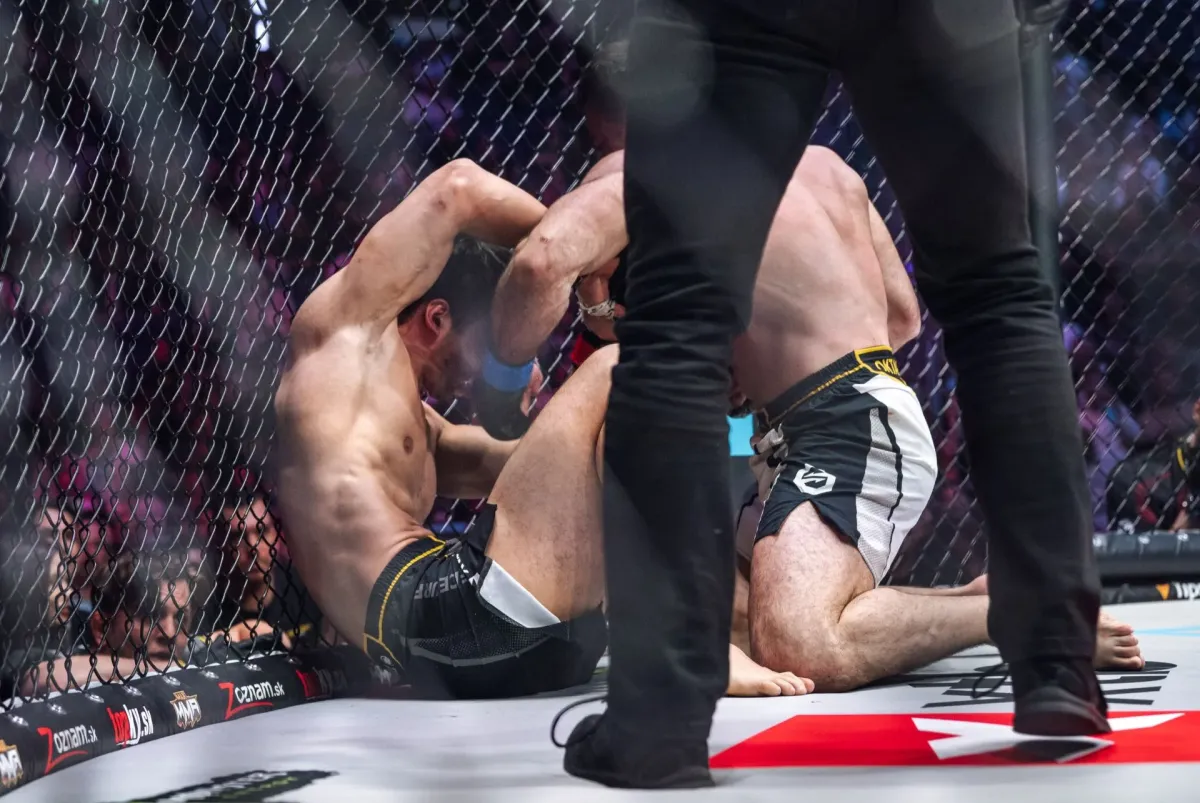 Kuriózní ukončení v Oktagonu. Outsider zničil soupeře na kolenou