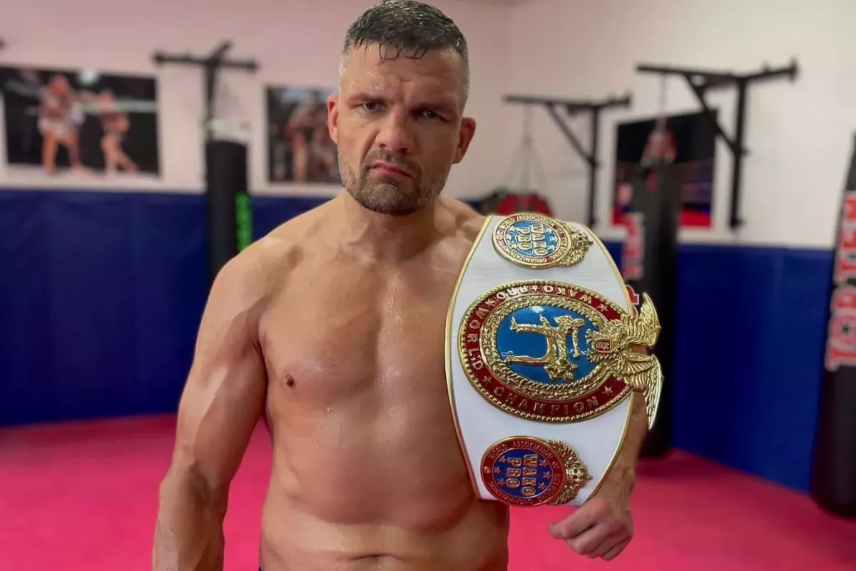 Legenda jde do akce, narozeniny chce oslavit ziskem pásu šampiona. V merku má Hron i roli promotéra