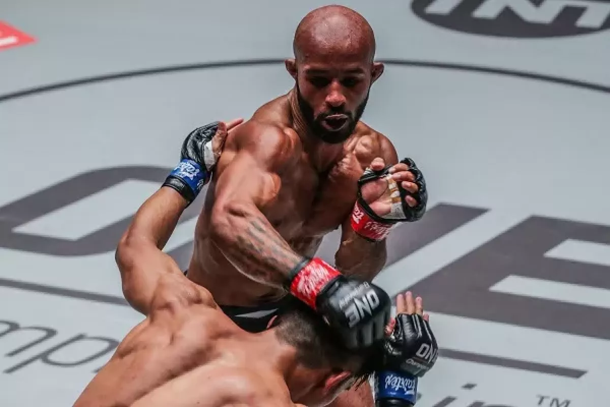 Legendární Demetrious Johnson ukončil brutálním kolenem Adriana Moraese a vzal si zpět pás šampiona ONE Championship