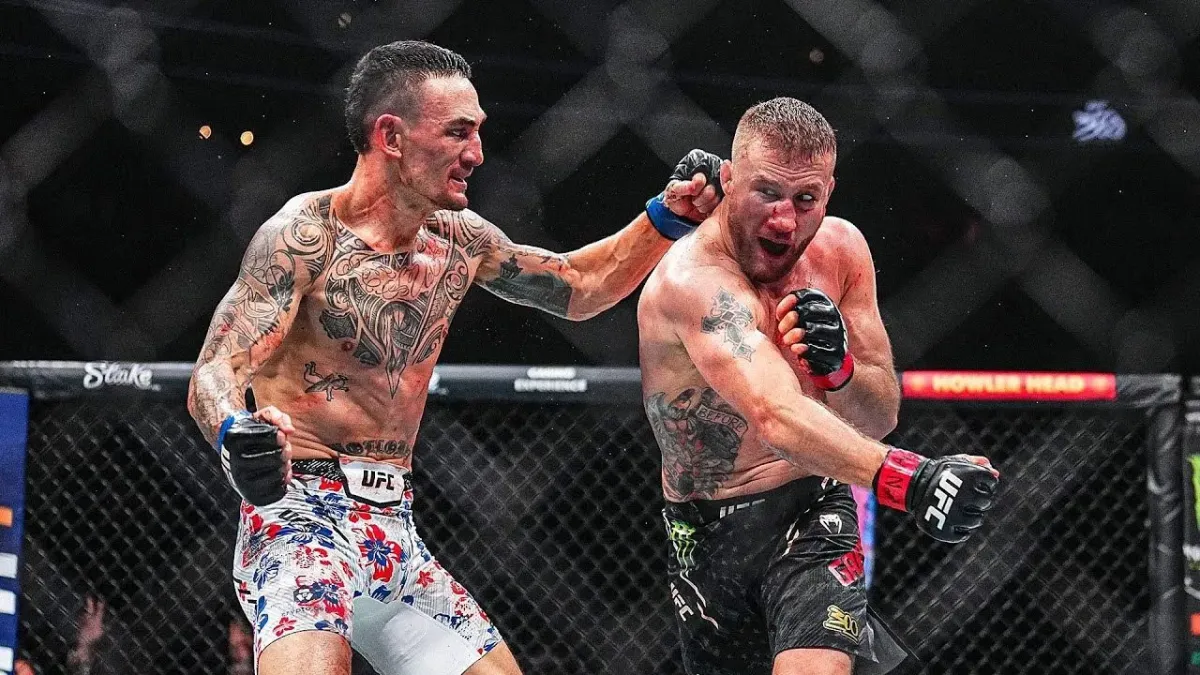 Lidská socha v kleci. Trojité KO, bojovník byl vypnutý, přesto stál