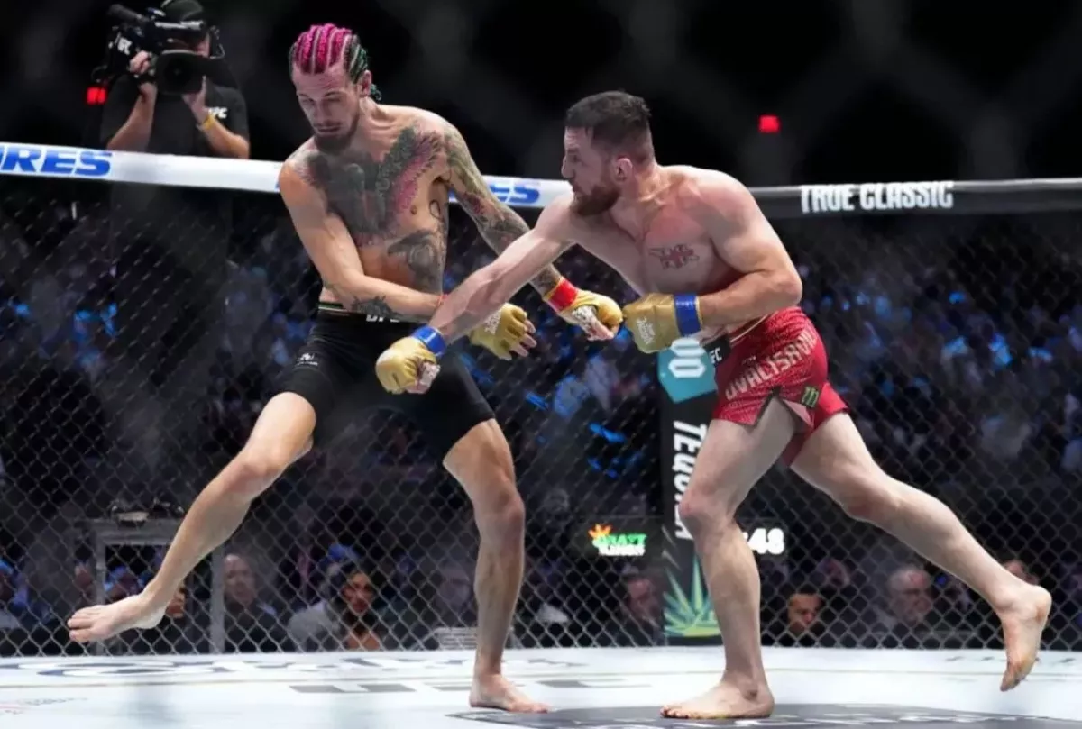 Mašina uhájila titul UFC. Ukončila amerického vyzyvatele, pak se fotila s Trumpem