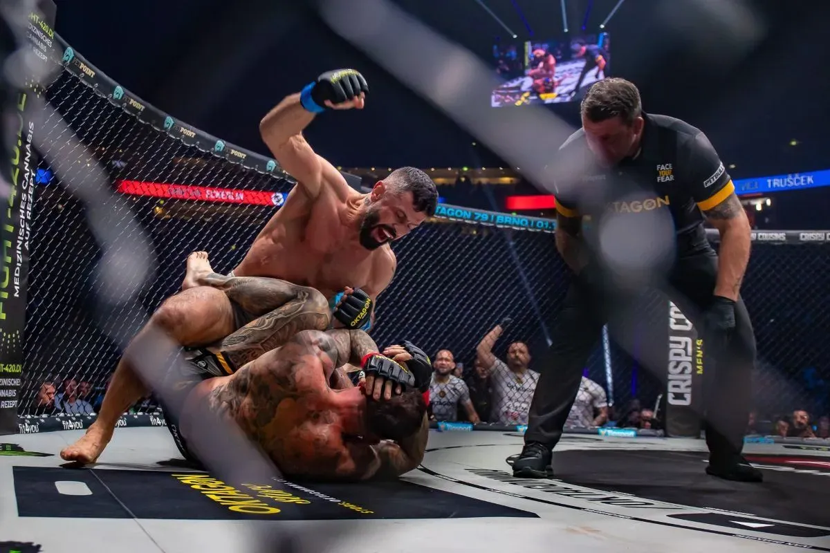 Mayweather pro chudé šokoval hvězdu Oktagonu. Schytala výprask