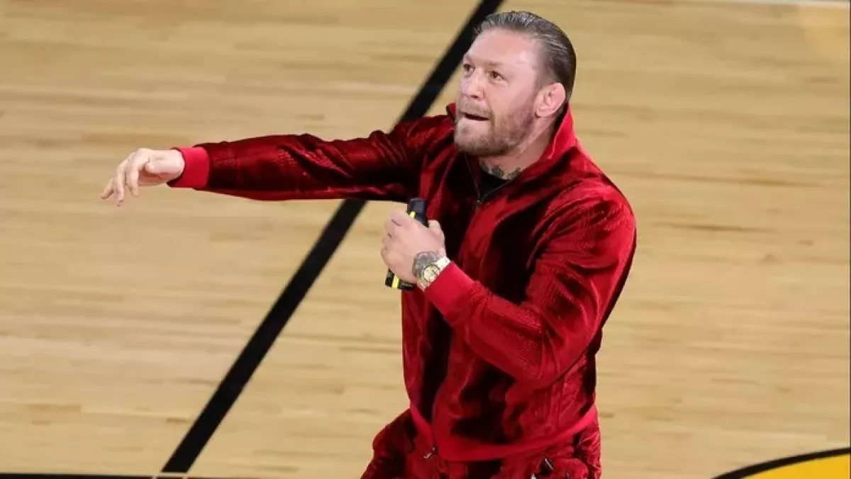 McGregor opět v akci. Přímo na palubovce knokautoval maskota