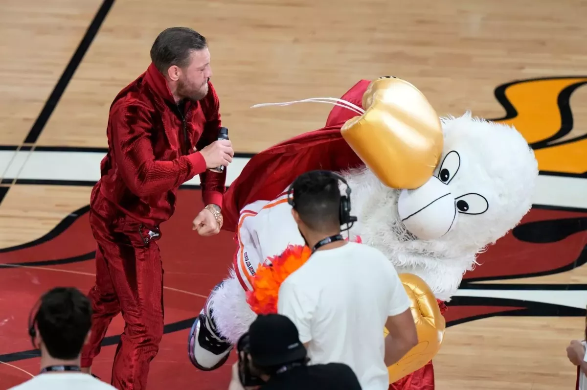 McGregor šokoval fanoušky. Poslal k zemi maskota klubu NBA, pak mu uštědřil další ránu