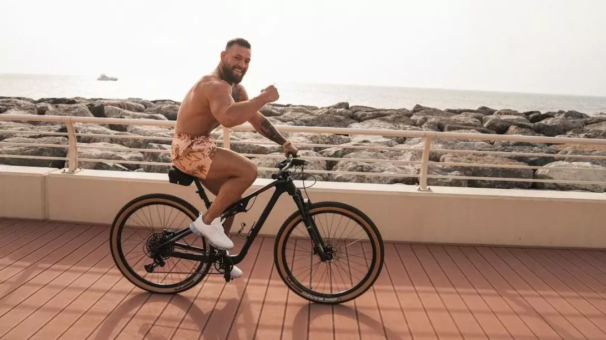 McGregora srazilo auto, když jel na kole. Jsem rád, že jsem vyvázl živý, říká na videu z místa nehody