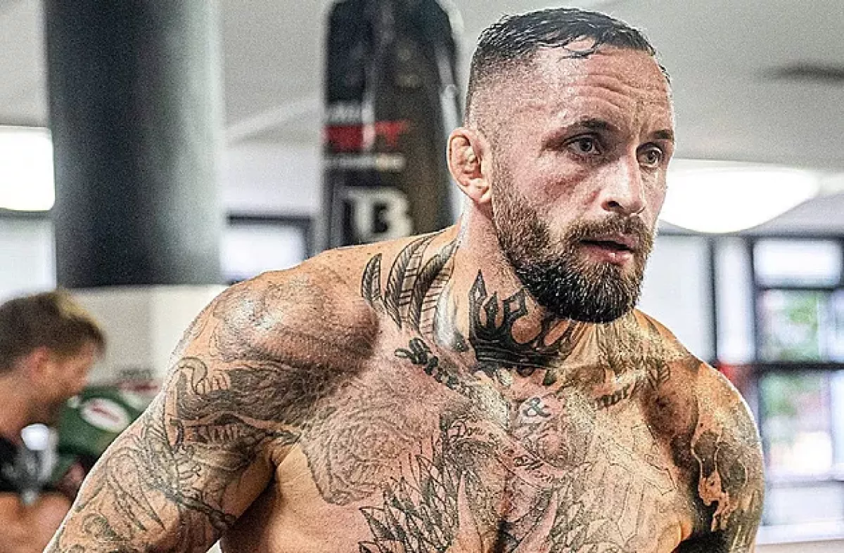 Milionář v kleci. MMA nepřipouští fotbalové švindly, věří bojem posedlý Němec