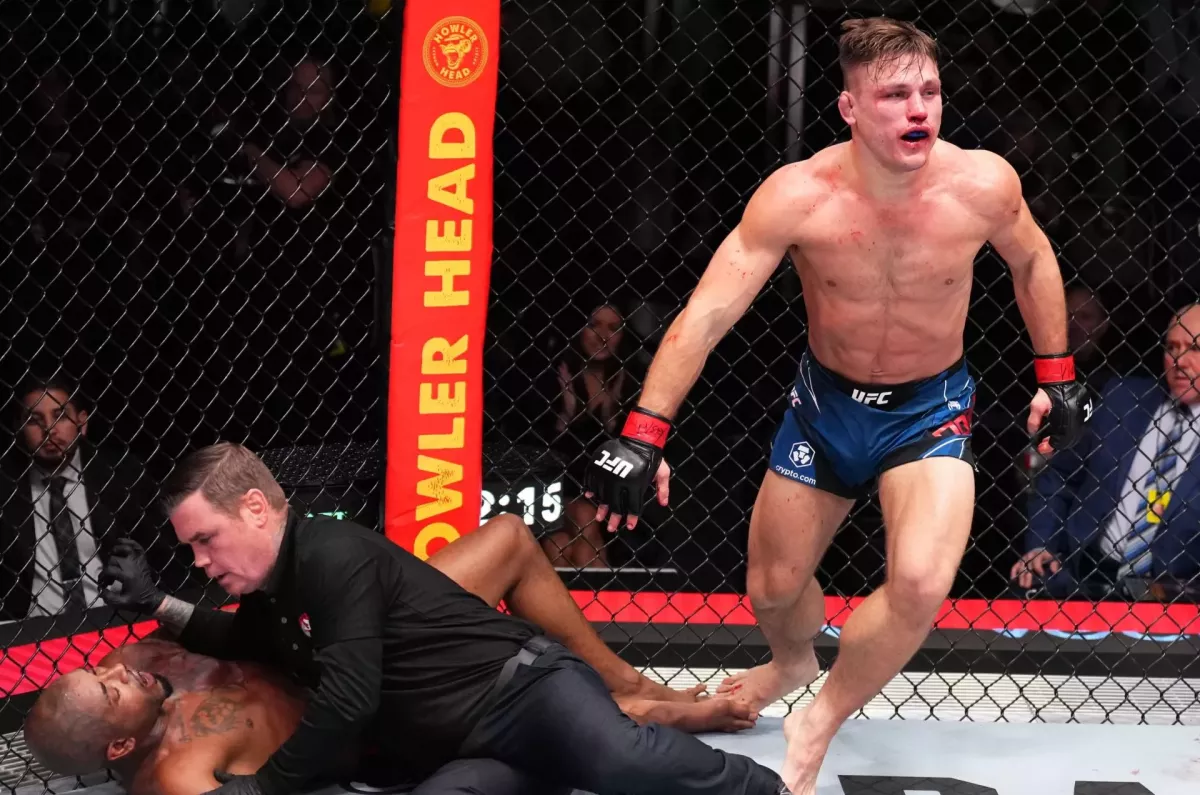 Mluvil a provokoval, nakonec byl bez milosti uzemněn. Kruté KO završilo souboj v UFC