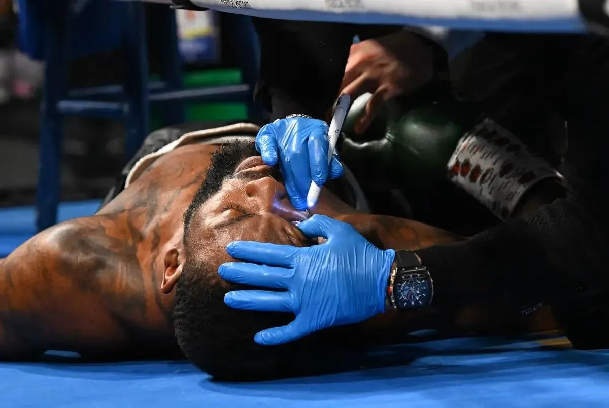 Moment, který všechny vyděsil. Boxer zkolaboval během přestávky