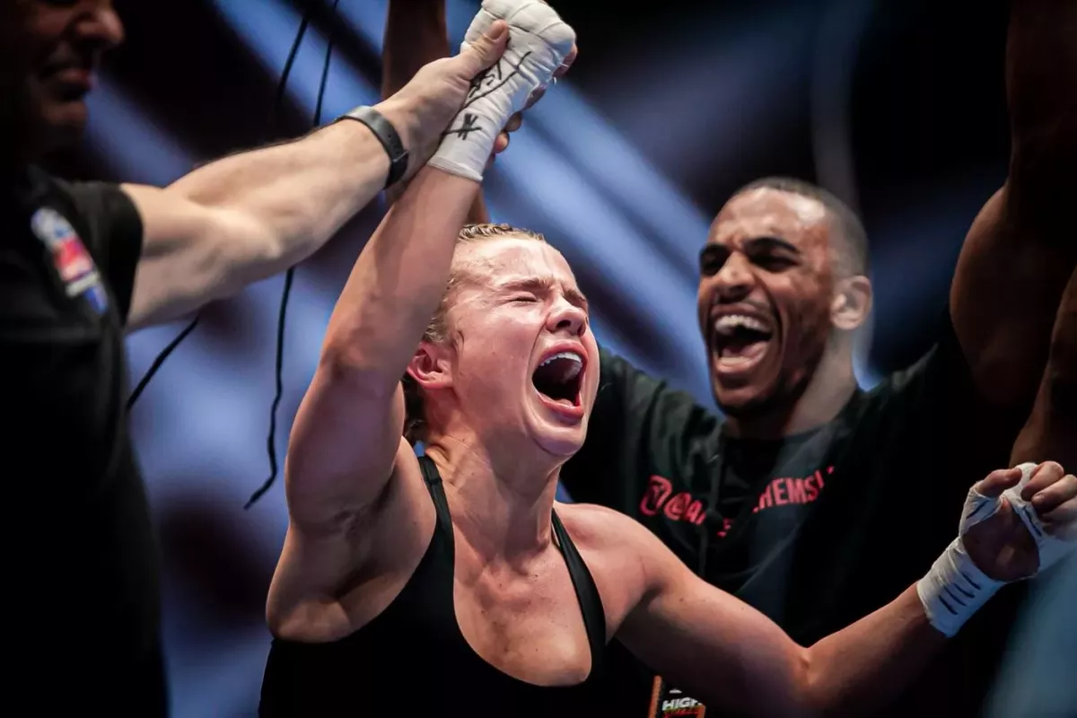 Na Oktagonu se rozdivočila boxerka, která se po svém duelu omlouvala za nahotu