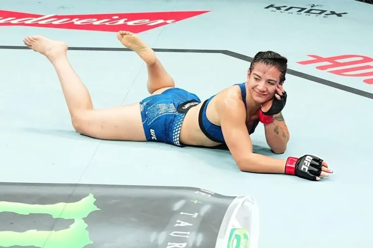 Na červeném koberci s ortézou a bez podprsenky. Divoška z UFC se činila