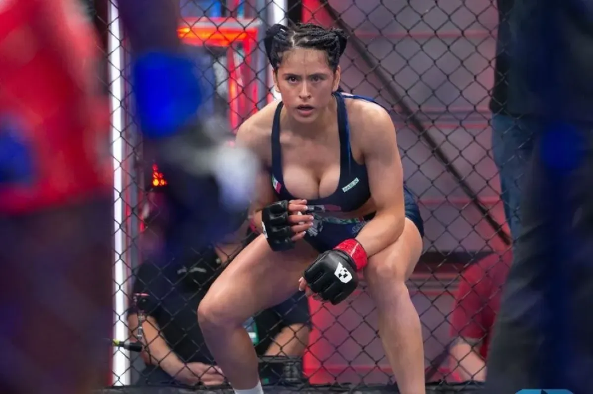 Na hraně. MMA zápasnice dráždila fanoušky s odvázanou podprsenkou