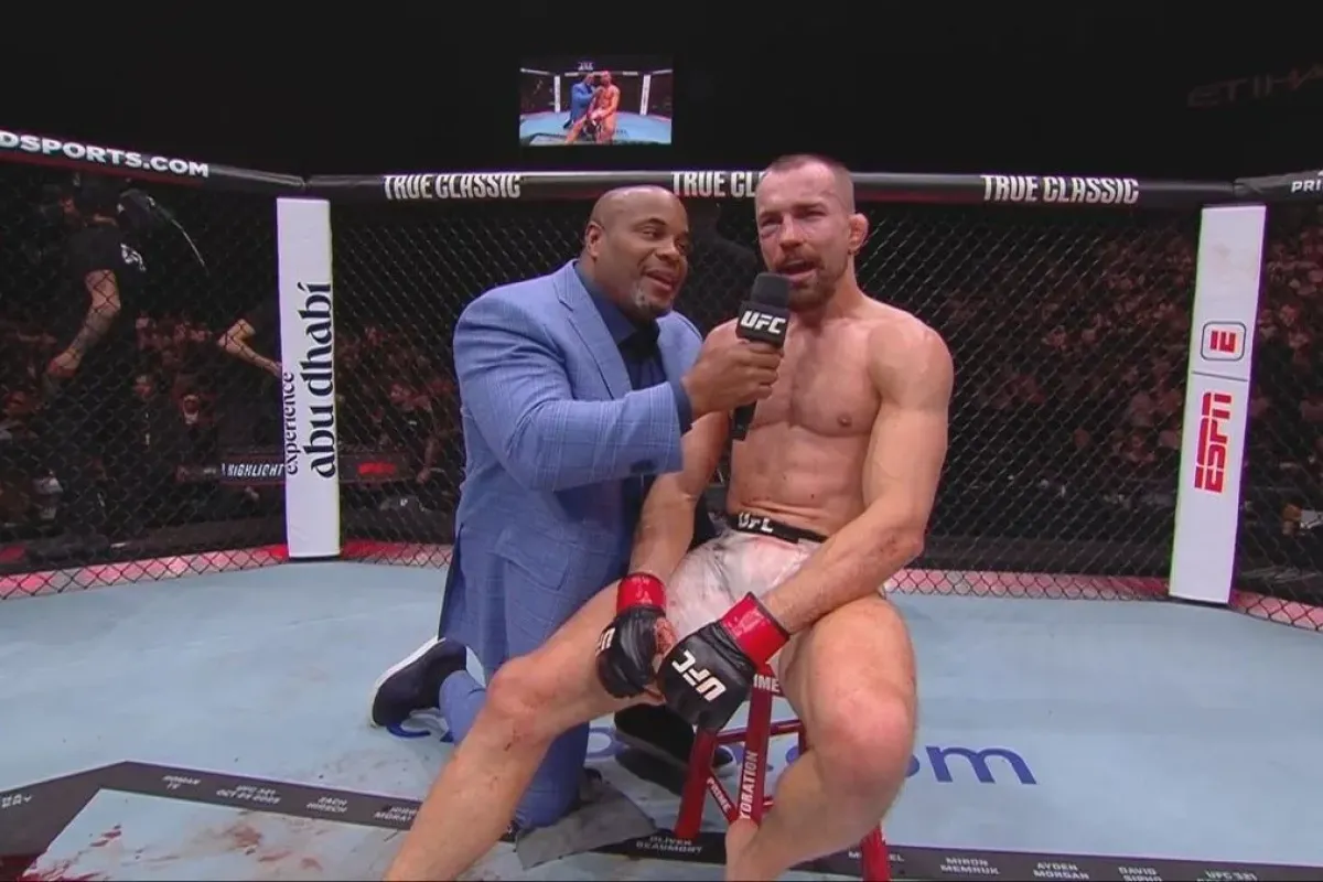 Nakládali ho do sanitky, přesto Klein stihl po bolestivé výhře v UFC poslat vzkaz