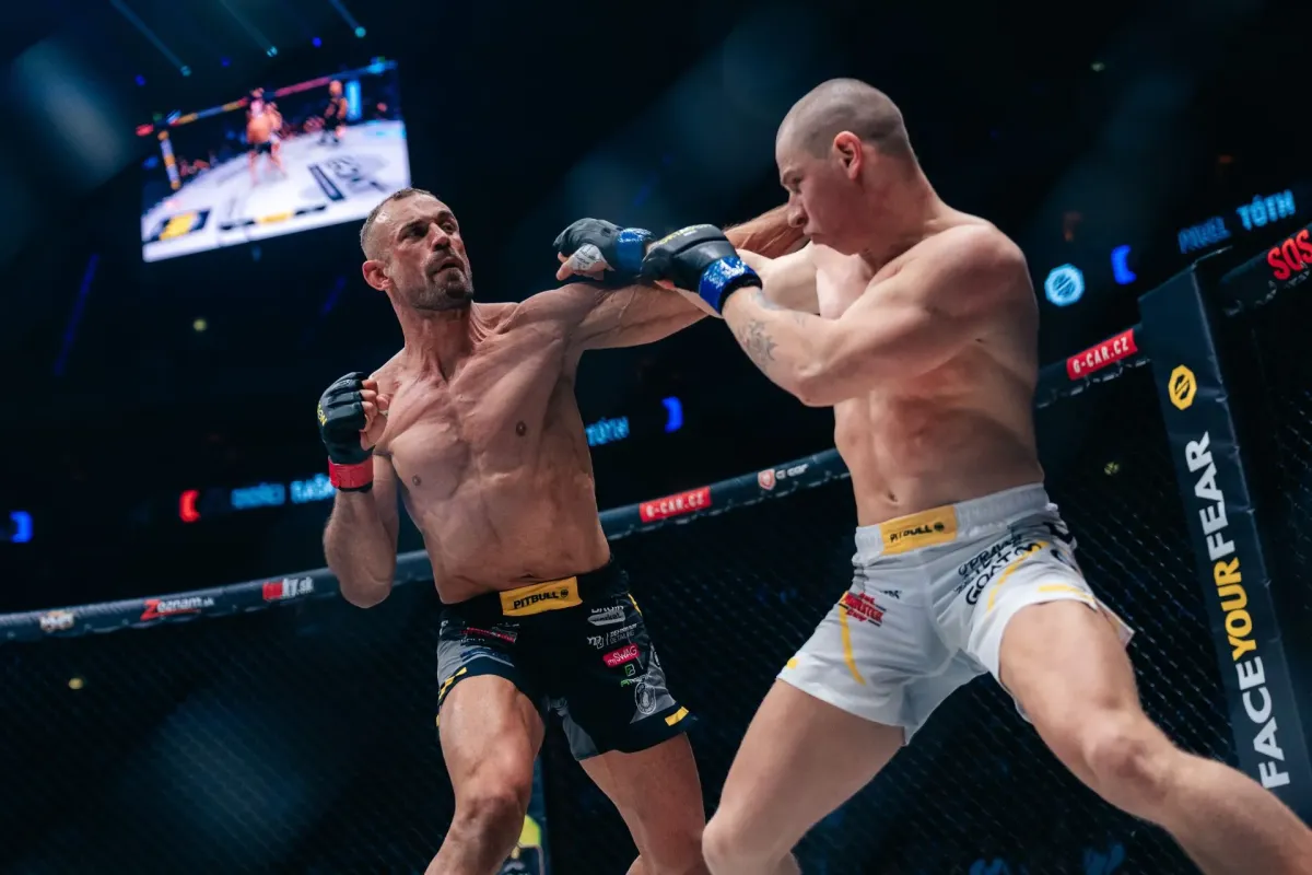 Následky boje jsou znát. Tóth zkusil polévku, ale lžíci nepoužil