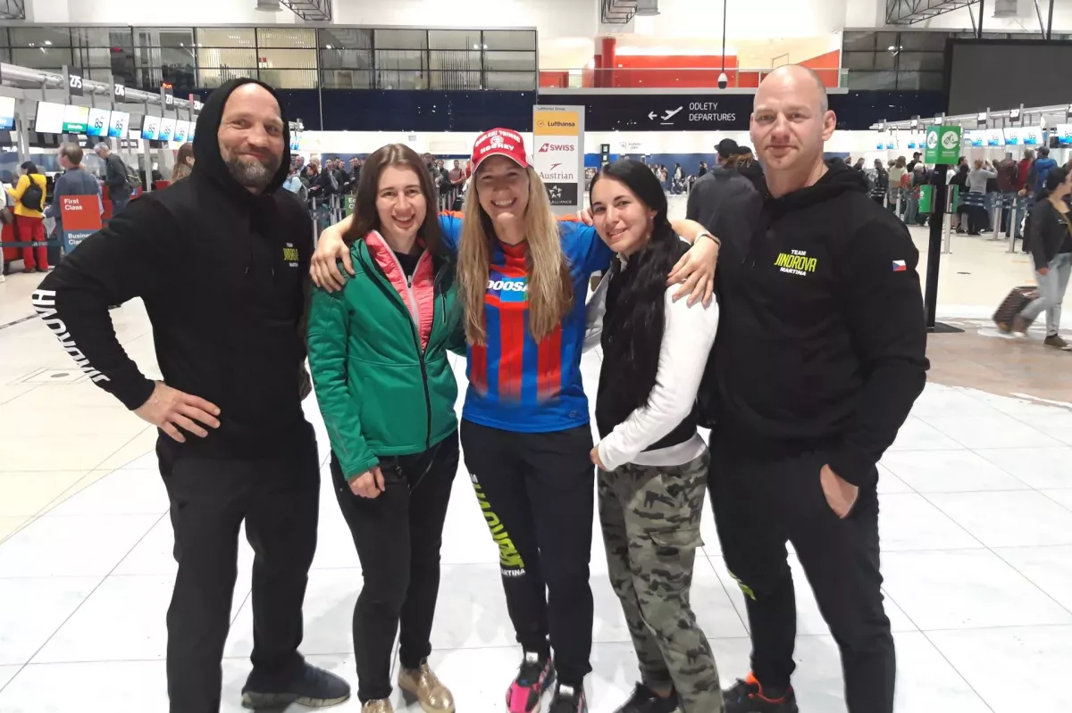 Nečekané převlékání a bábovka na letišti. Jindrová vyrazila do USA na PFL