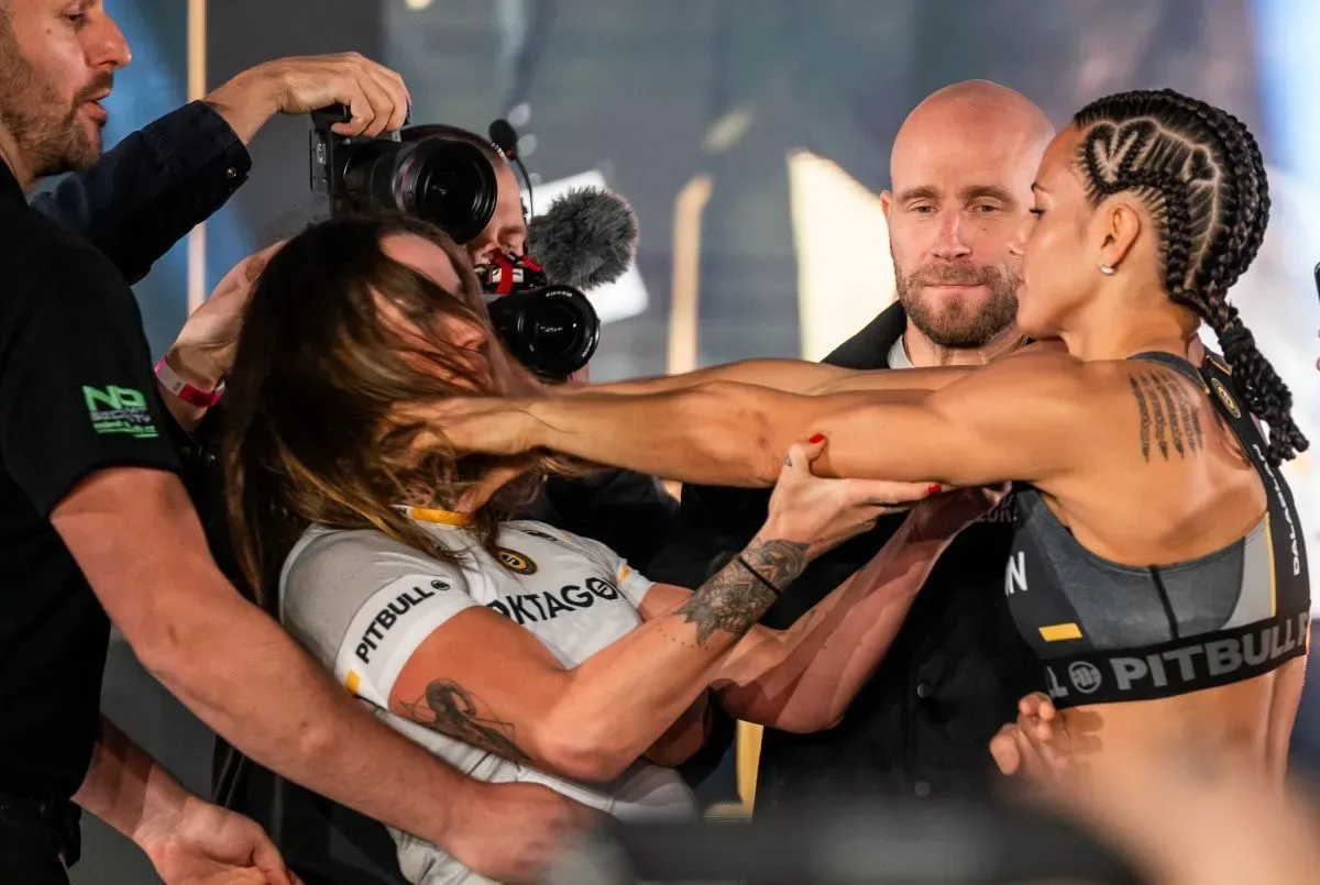 Nejdříve se usmála, pak chytla soupeřku pod krkem