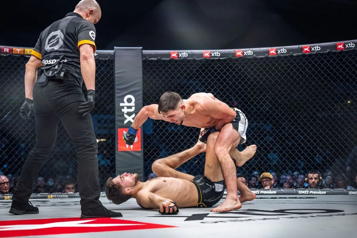 Nový král Oktagonu vypnul rivala za 107 sekund. Po KO mu pomáhal na nohy