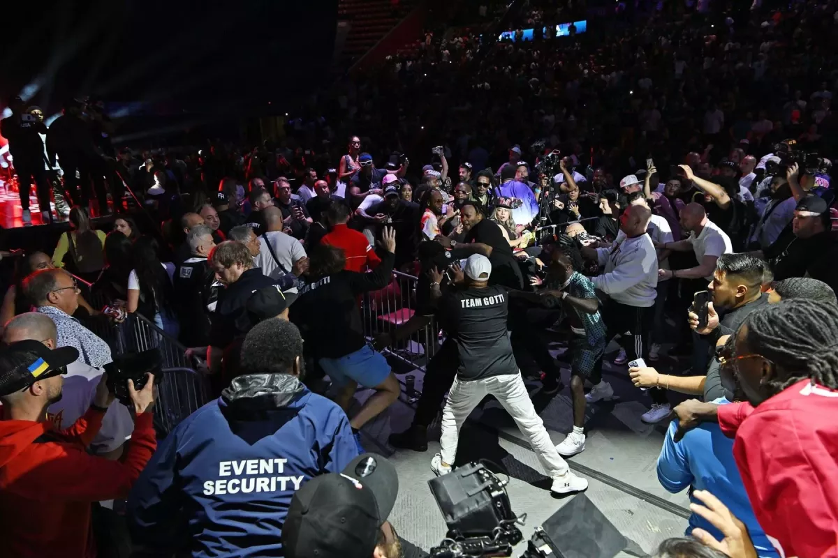 Ostuda a hromadná mela v ringu. Rvačky po exhibici neporaženého Mayweathera
