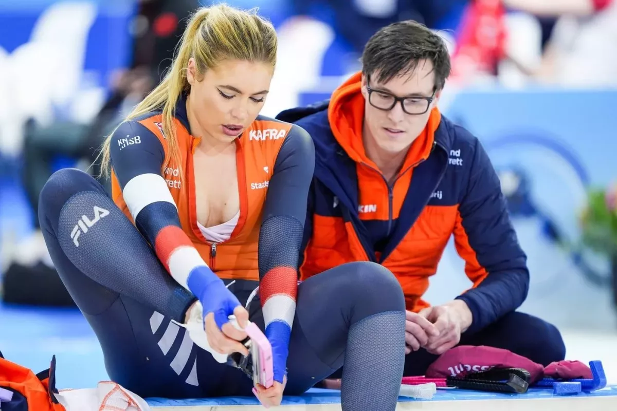 Paul romanticky požádal krásnou přítelkyni o ruku. Jsme zasnoubeni, jásal