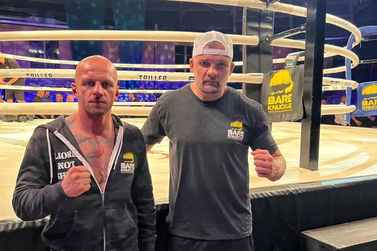 Pěstí soupeře otevřel, ten kontroval vypínačem na spodek. Teď se bude nabírat 10 kilo