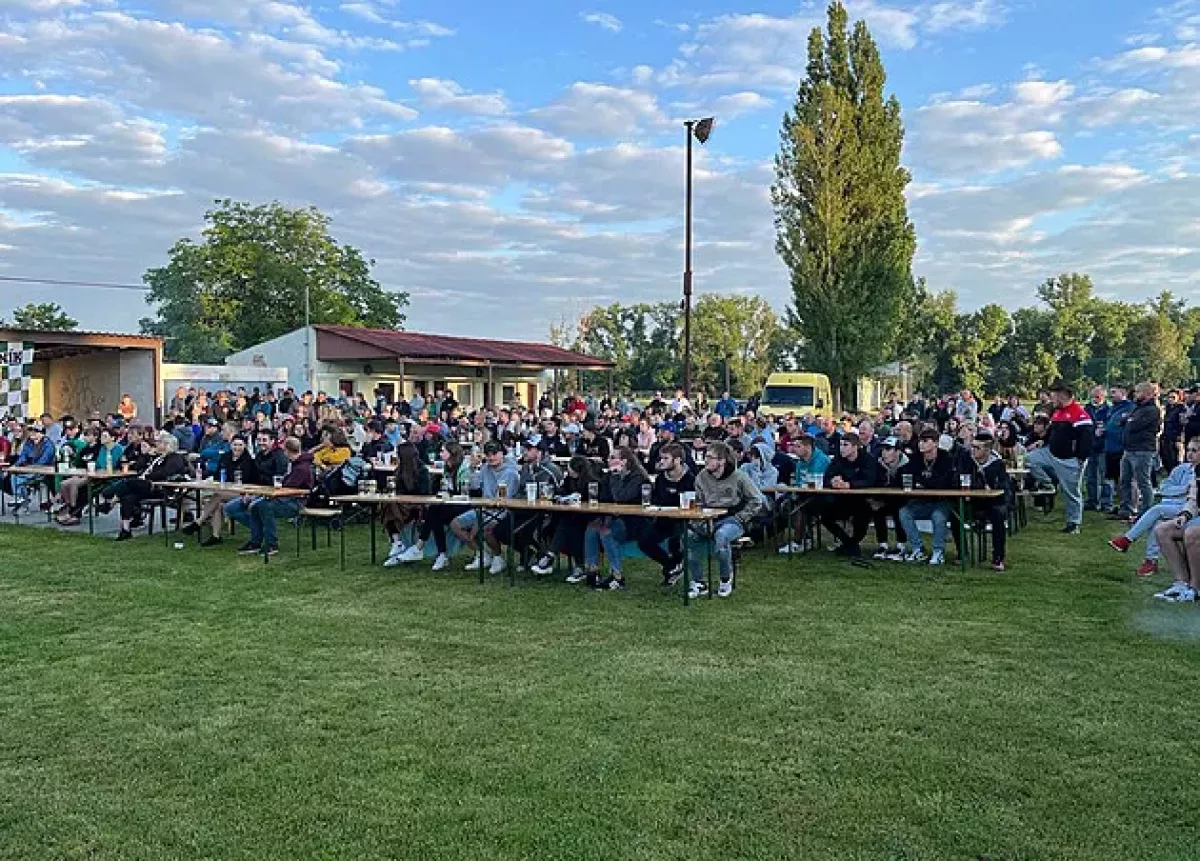 Podávala se snídaně a šlo se fandit. Procházka ve svém rodišti zažehl euforii
