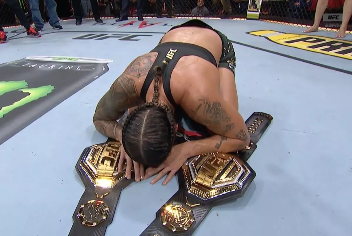 Pohled jen pro výjimečné. Šampionka se pochlubila sbírkou pásů z UFC