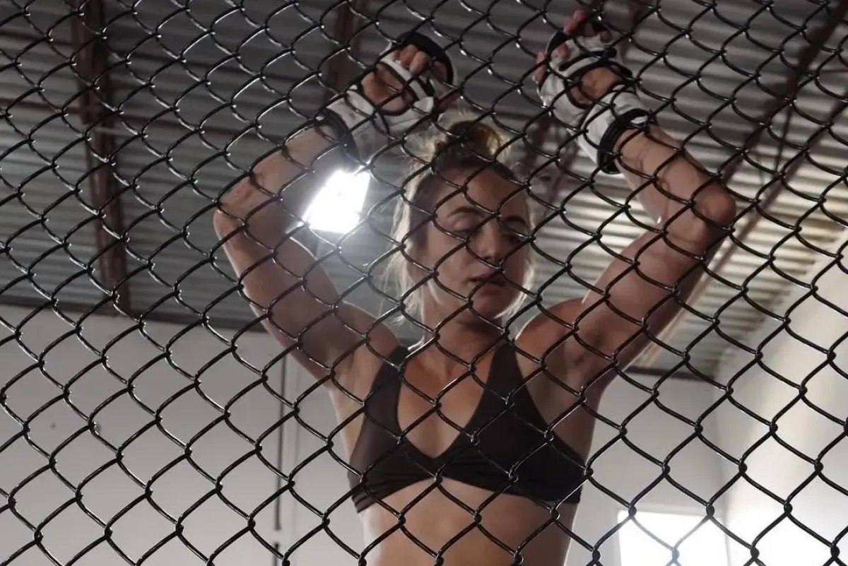 Pohled za oponu. Bojovnice UFC ukázala trápení ve vaně