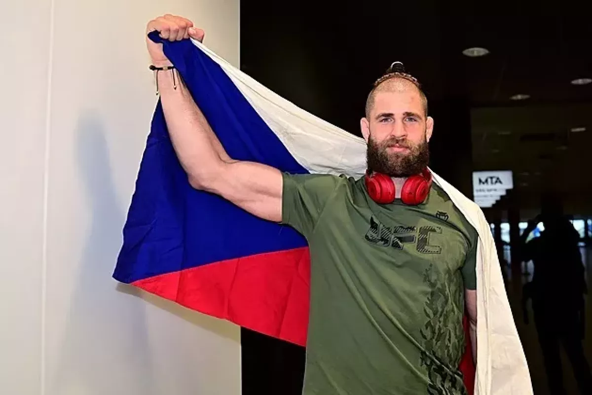 Potvrzeno. Bijec Procházka se o titul v UFC popere v květnu s Teixeirou