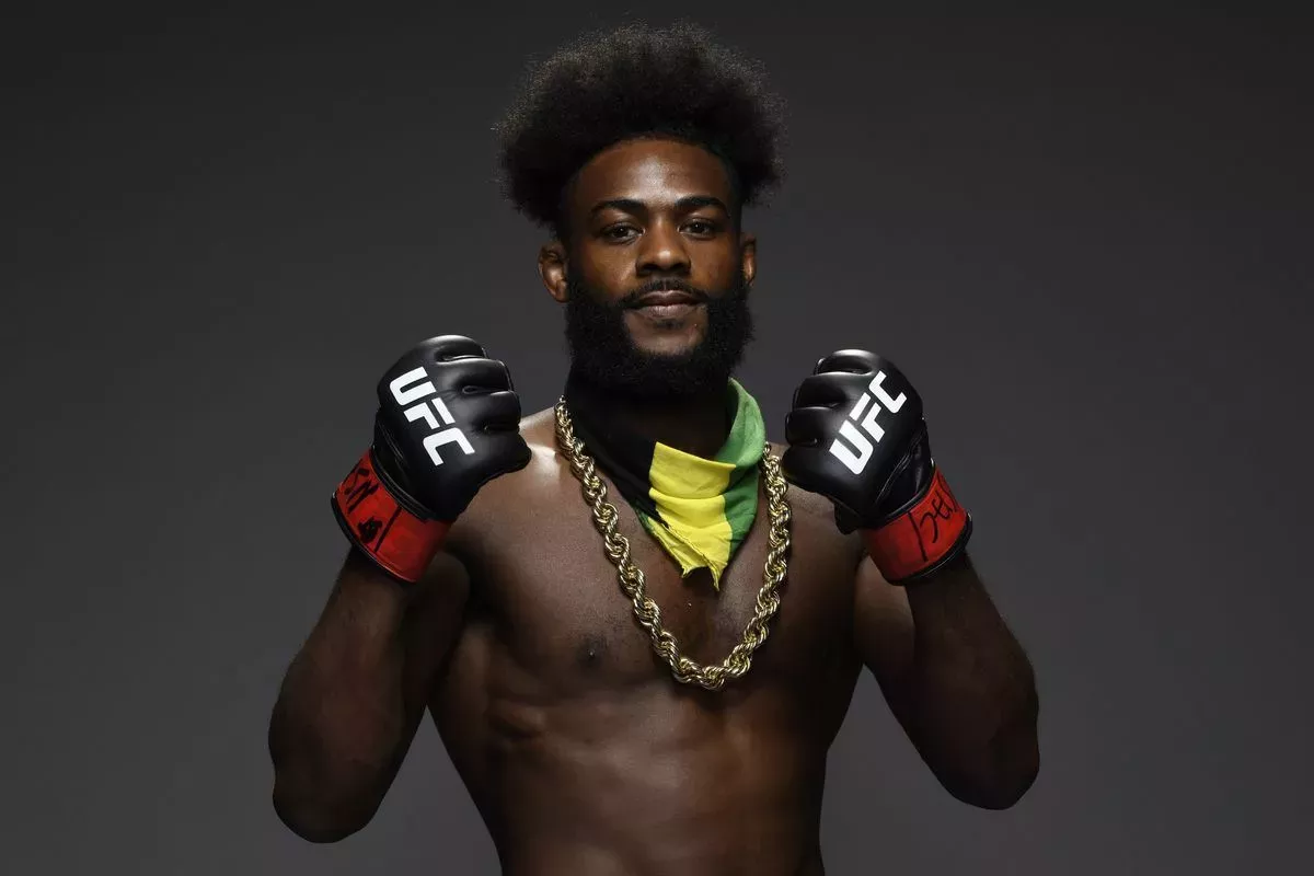 Připadám si jako nevlastní rudovlasé dítě, postěžoval si šampion UFC uvězněný v nemilosti