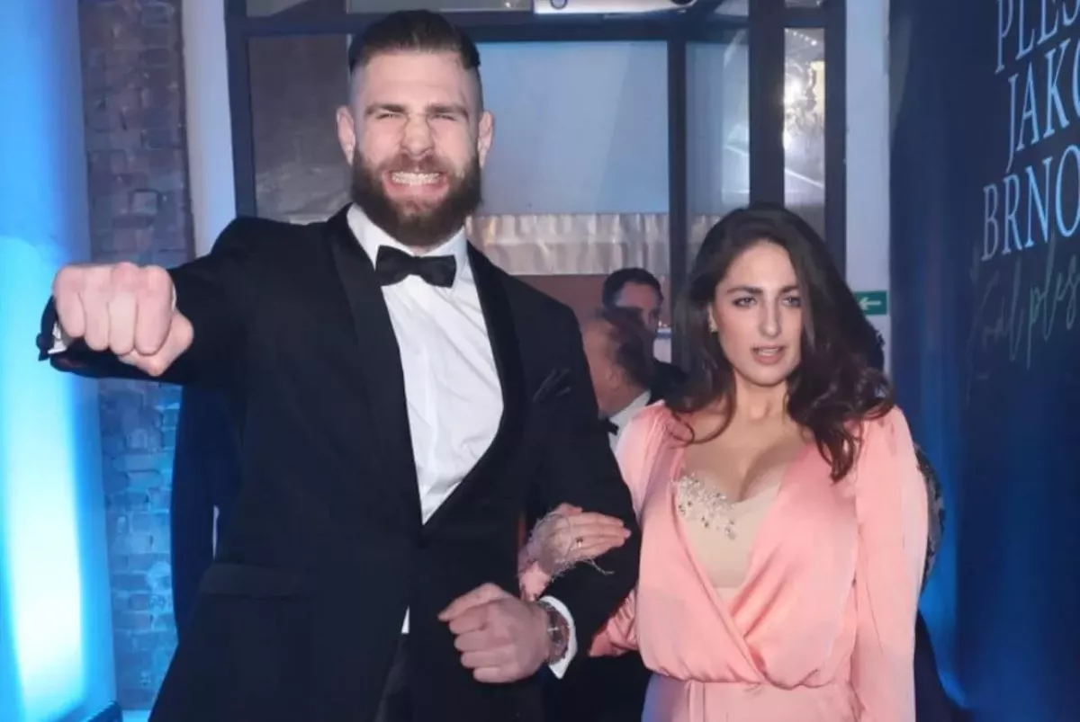 Procházka nahodil oblek, vyrazil na ples s tajemnou ženou. Fanoušci ho poté zasypali salvou návrhů