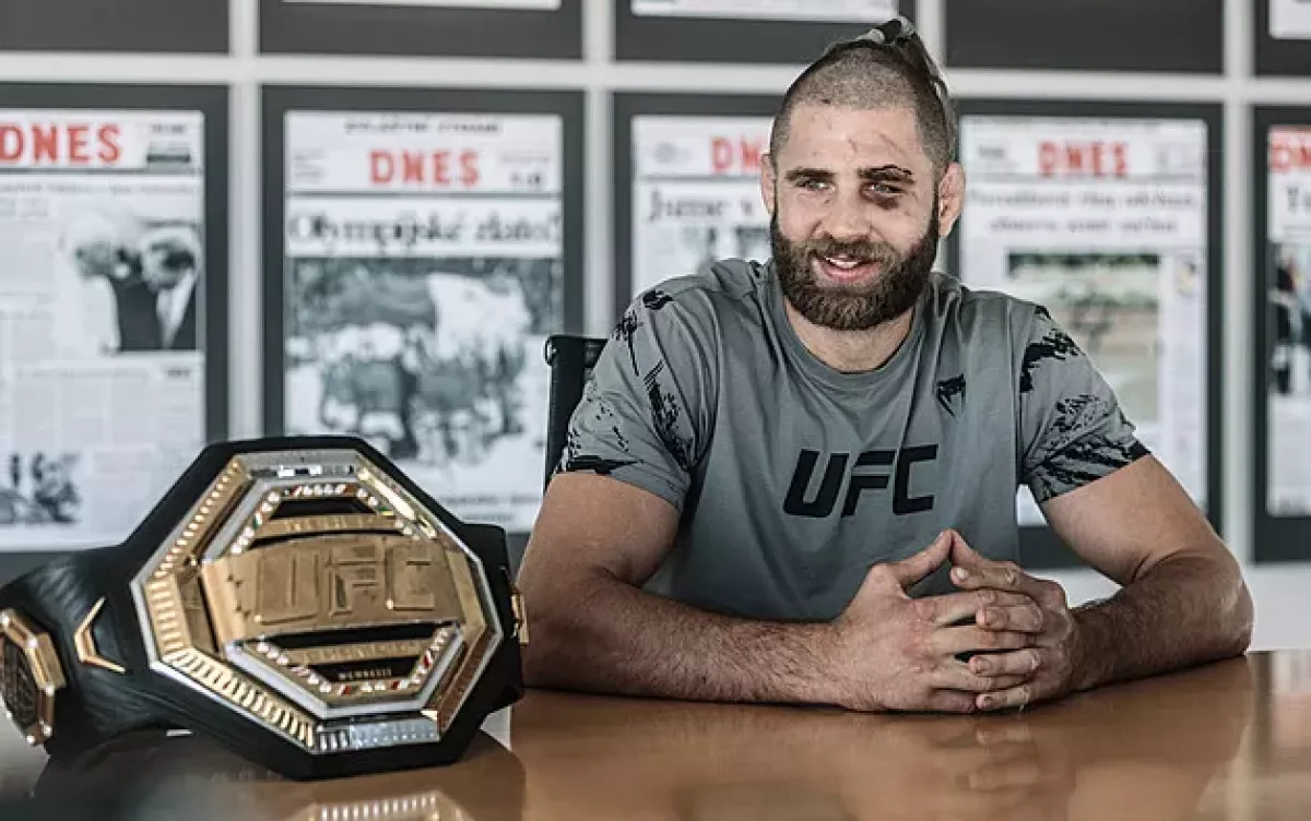 Procházka se vážně zranil, chybět může až rok. A vzdal se titulu UFC
