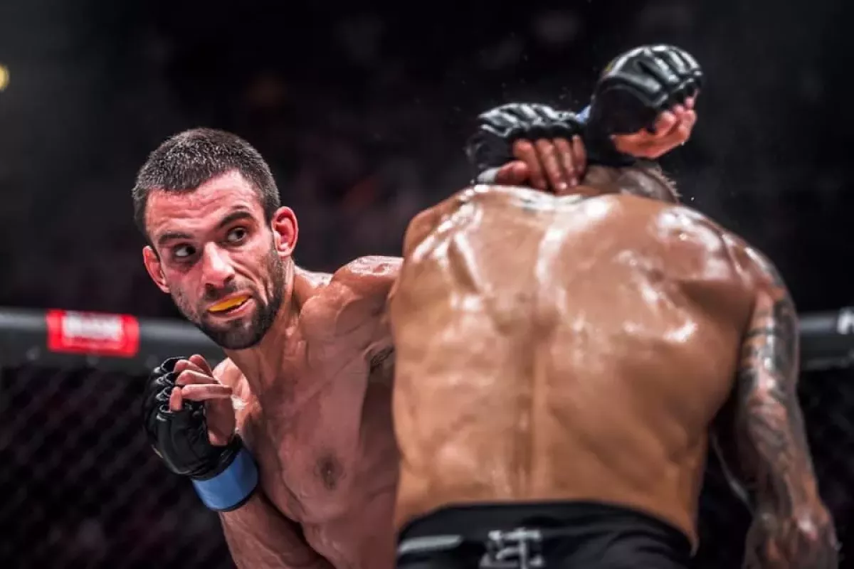 Prokletý turnaj v O2 areně. Žralok si zlomil čelist a je ze hry venku, na Macka půjde bijec z UFC