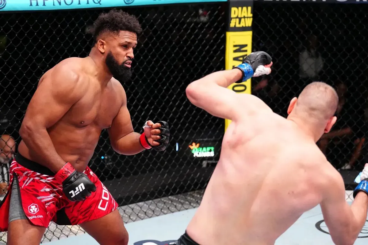 Prst v oku ho nezastavil. Obr z UFC poslal po faulu soupeře k zemi