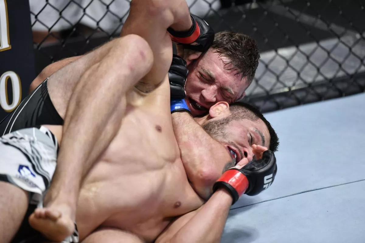 První a nečekaná porážka v UFC. Muradov odklepal zápas. Král submisí ho uškrtil