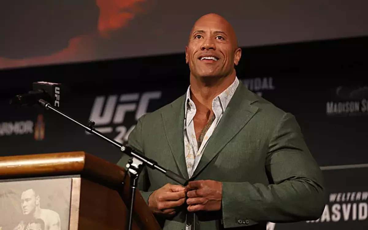 Rocku, jsi s námi? Zápasníky z UFC nutí nosit boty slavného herce. Bez odměny