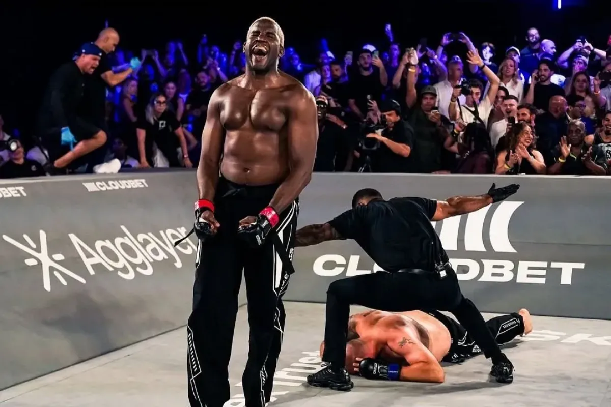 Rozhodčí se utrhl ze řetězu. Přísné KO. Kop na hlavu a těžká váha slaví titul