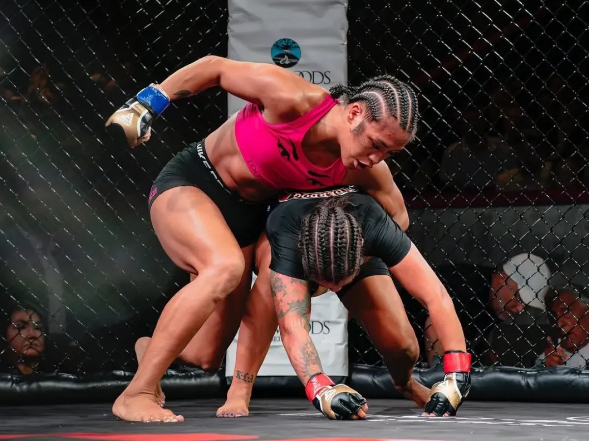 Rudá lázeň v kleci. Američanka měla tvář upravenou k nepoznání