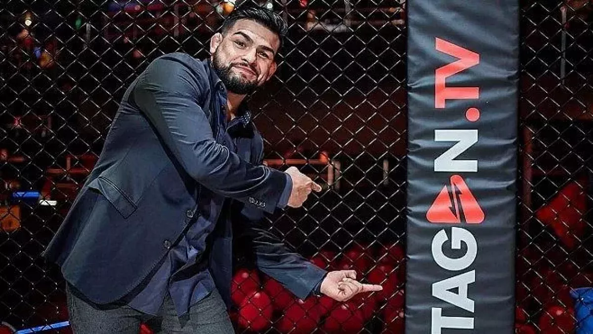 Rukavice šly stranou! Slavný zápasník se představil v neobvyklé roli