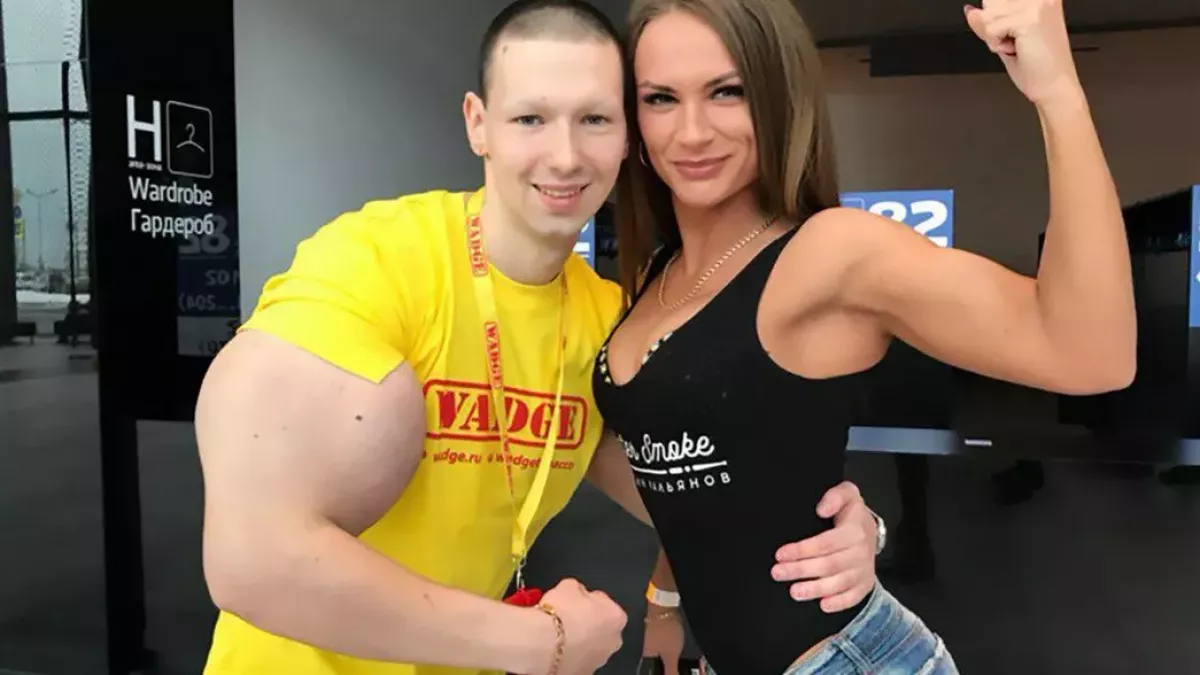 Ruský "Pepek námořník" se chtěl prát už na staredownu, skončil vypnutý na zem