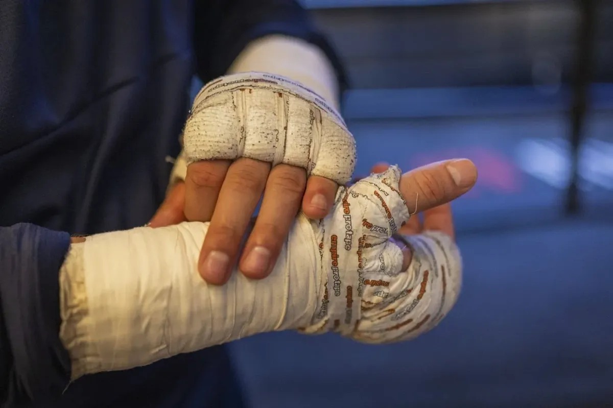 Ruský obr se rval s medvědem, mlátili ho i kladivy. Britovi před zápasem nahání hrůzu