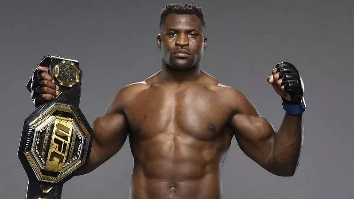 Šampion! Kamerunec opět potvrdil nadvládu. Byl to jeho poslední zápas v UFC?