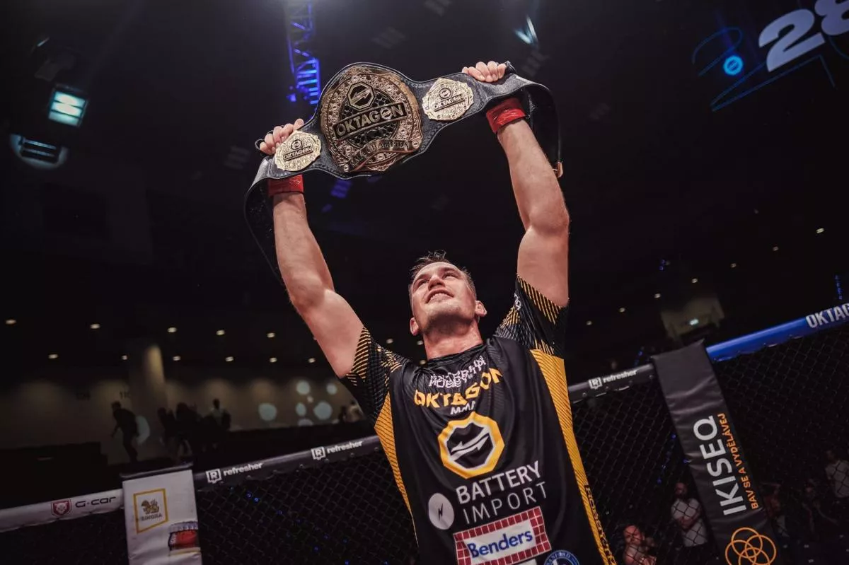 Šampion Pešta a titulová dohra. Nehroutím se z řečí, ale je to otravný. Nikomu nic nedlužím