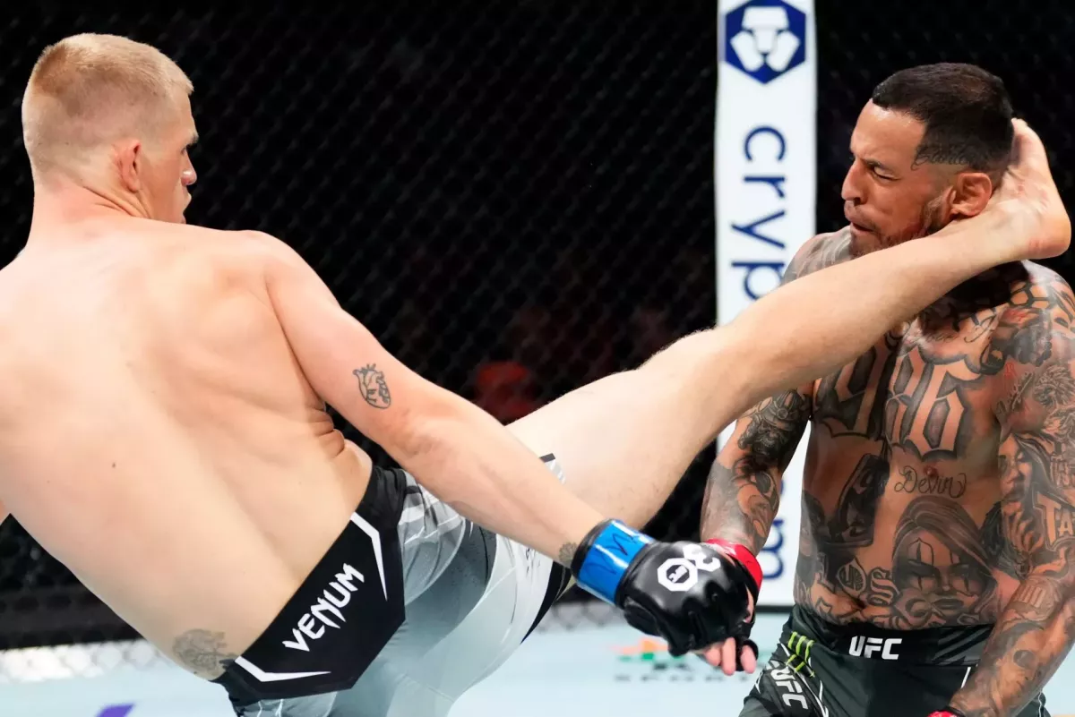 Šampion UFC má ve svých kopech opravdovou sílu. Padl po nich i McGregorův nástupce
