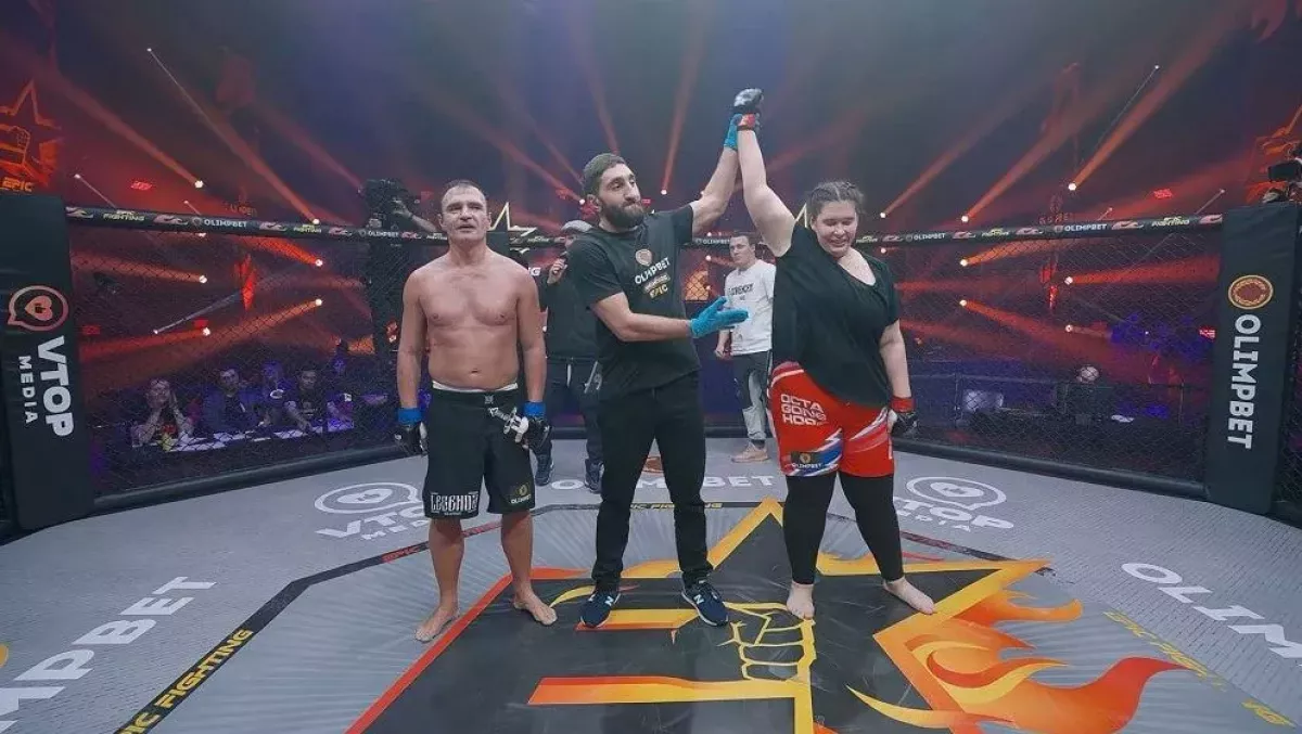 Šílená ruská podívaná! V kleci došlo k souboji muže proti ženě